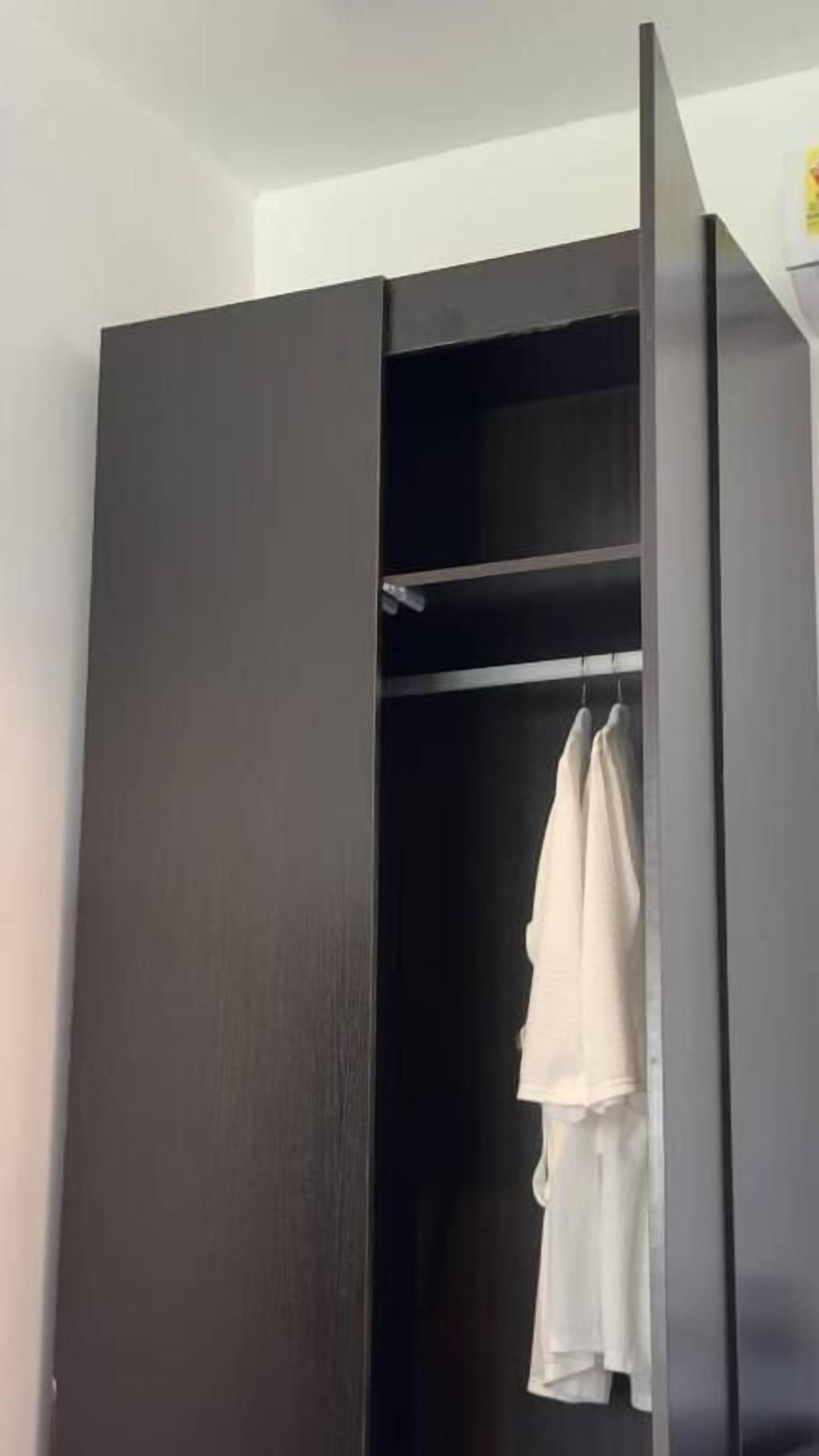 Un armario oscuro con espacio para colgar ropa.