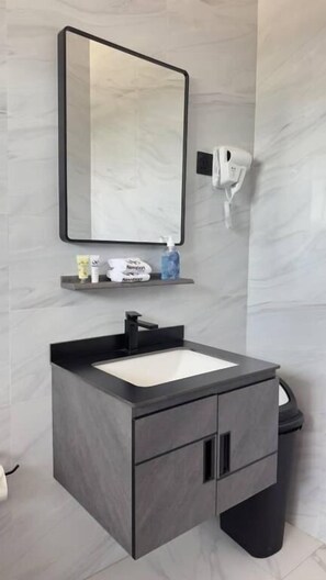 Standard-Doppelzimmer, Balkon | Badezimmer