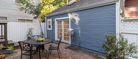 屋外ダイニングエリア