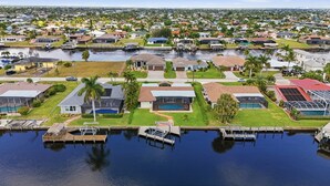 Zona residencial con casas, un muelle y una masa de agua.