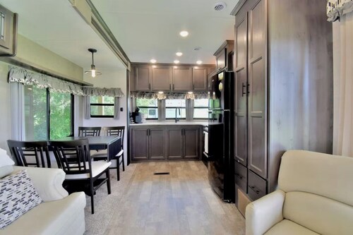 Lakeside Fire Pit • Grill • Games • Picnic Space