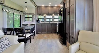 Lakeside Fire Pit • Grill • Games • Picnic Space