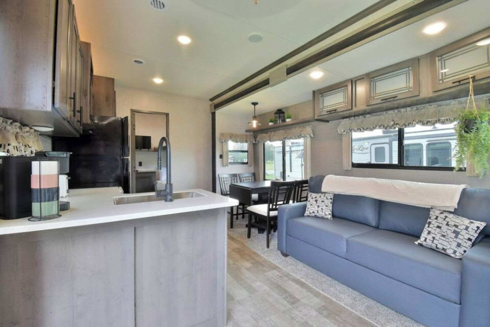 Televisión y chimenea 