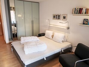 1 soverom, skrivebord og internettilgang