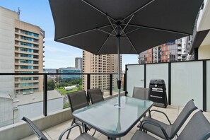 Outdoor dining - Luxe 1+1 Apt | Huge Balcony+BBQ  | Adelaide CBD (Adelaide)