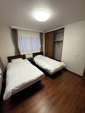 4 bedrooms, iron/ironing board, WiFi, bed sheets