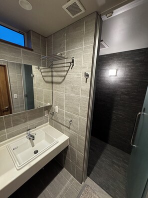 淋浴设施、坐浴桶、毛巾、肥皂