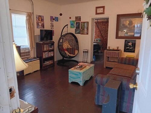 Cozy 3-bedroom cabin with AC and full kitchen and laundry.