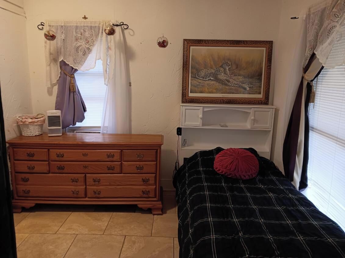 Silitysrauta/-lauta, Wi-Fi, vuodevaatteet