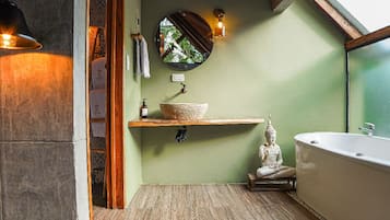Suite – deluxe, balkong, hageutsikt | Bad