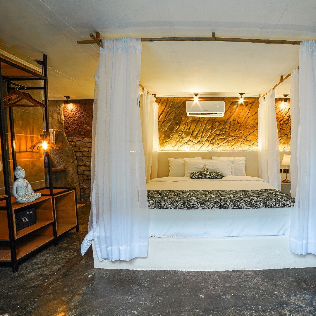 Superior Suite, Pool View | In-room safe, free WiFi