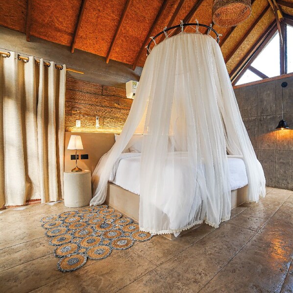 Suite Deluxe, balcon, vue sur le jardin | Coffre-fort, accès au Wi-Fi (inclus)