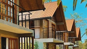 Ein mehrstöckiges Gebäude mit Holzfassade und Balkonen.