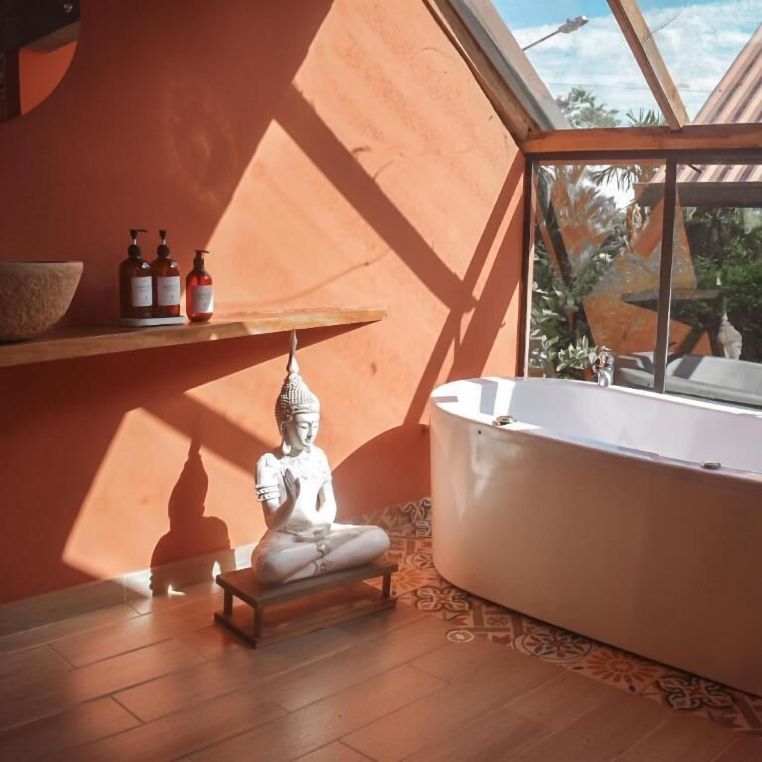 Deluxe Suite, Balcony, Garden View | Bathroom