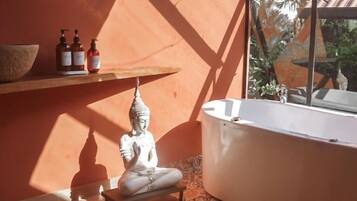 Deluxe Suite, Balcony, Garden View | Bathroom