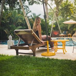 Suite superior, vistas a la piscina | Piscina | Una piscina al aire libre