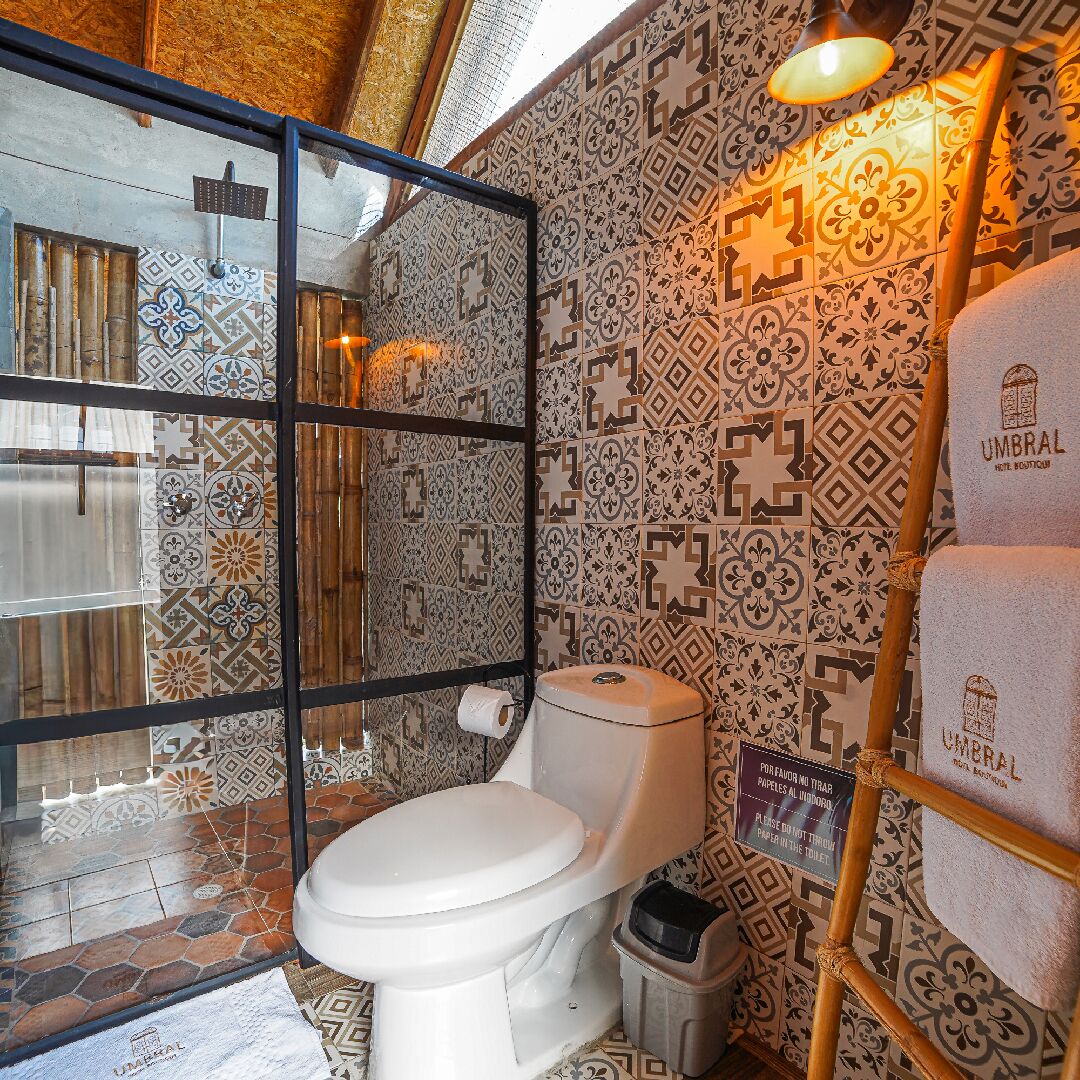 Deluxe Suite, Balcony, Garden View | Bathroom