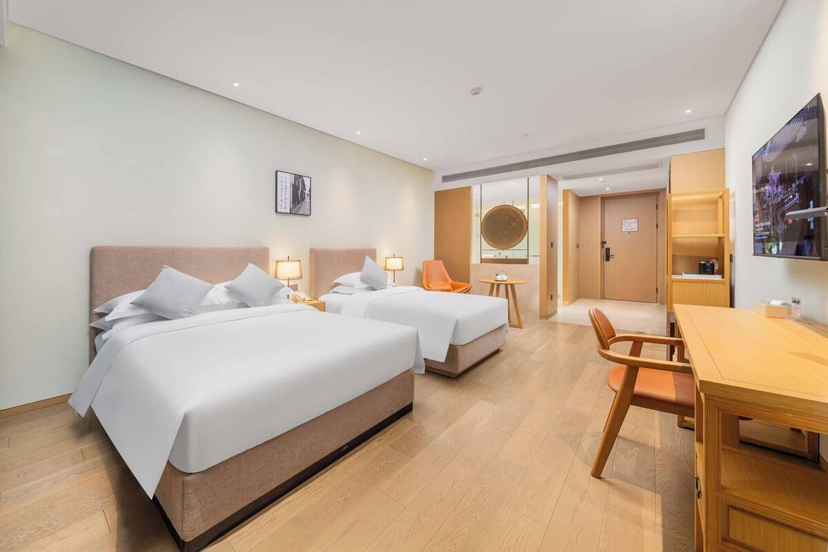 Habitación familiar con 2 camas individuales, vistas a la ciudad | Ropa de cama de alta calidad y escritorio
