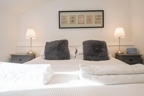 Iron/ironing board, travel cot, WiFi, bed sheets - The Secret Cottage, Aldeburgh (Aldeburgh)