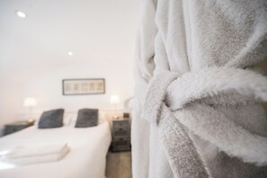 Iron/ironing board, travel cot, WiFi, bed sheets - The Secret Cottage, Aldeburgh (Aldeburgh)