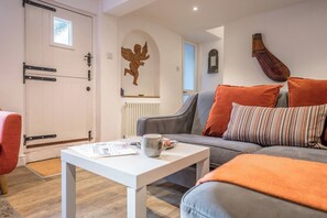 TV, fireplace - The Secret Cottage, Aldeburgh (Aldeburgh)
