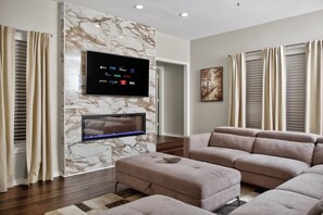Smart-TV, Kamin, Videospiele, Bücher
