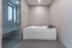 Douche, sèche-cheveux, serviettes fournies, savon