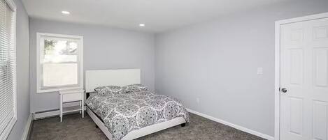 Tabla de planchar con plancha, internet y ropa de cama