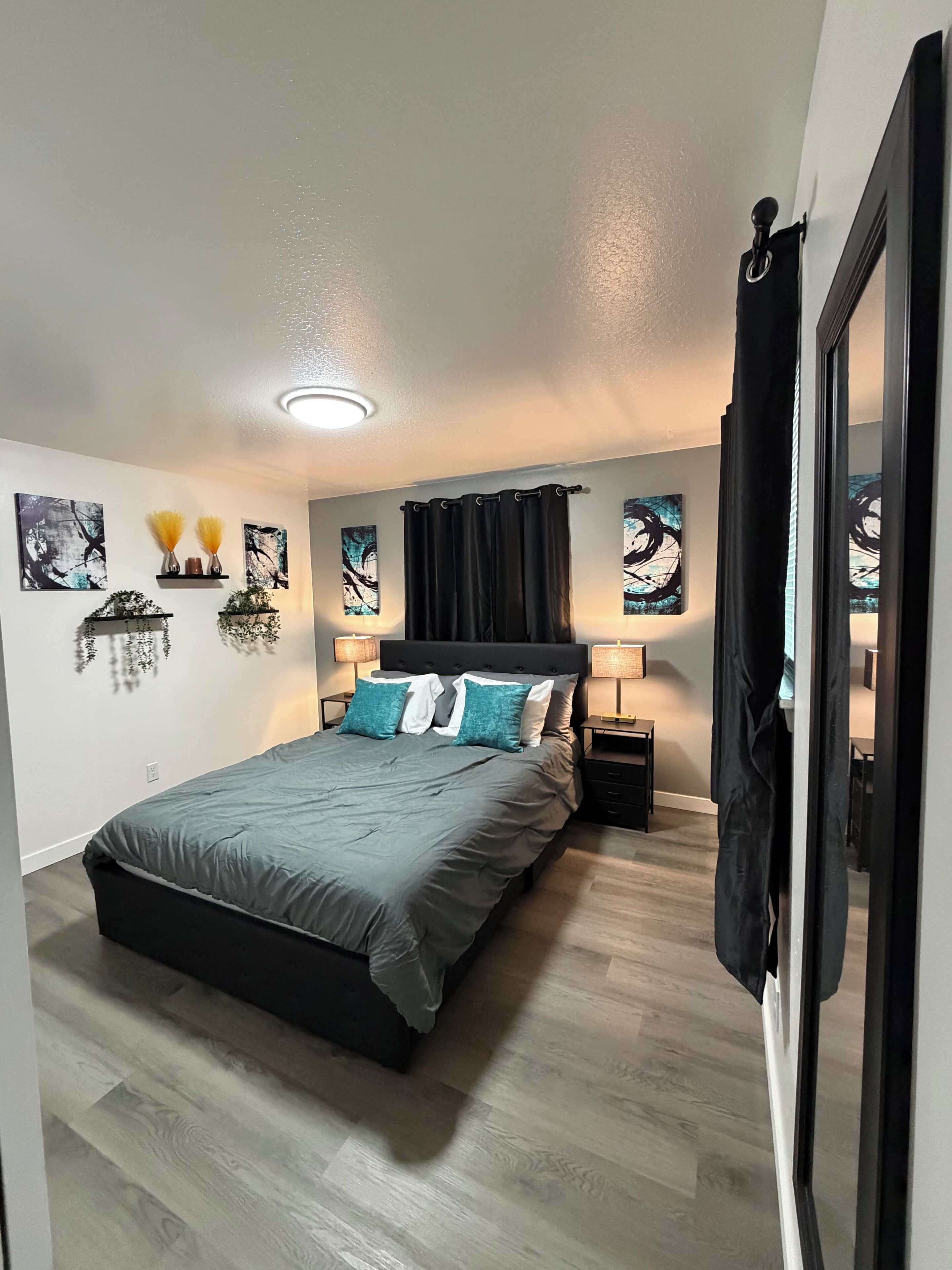 Planxa i posts de planxar, wifi i roba de llit 