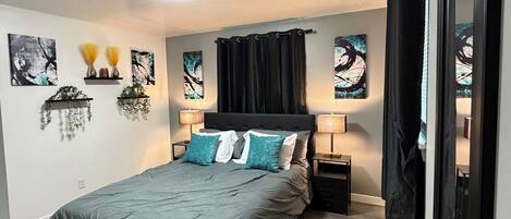 Planxa i posts de planxar, wifi i roba de llit