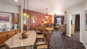 A hotel room with a kitchen area, dining table, and chairs. - 3BR, sleep 8, Club Wyndham, ski shuttle, pool, spa in Steamboat Springs (Steamboat Springs)