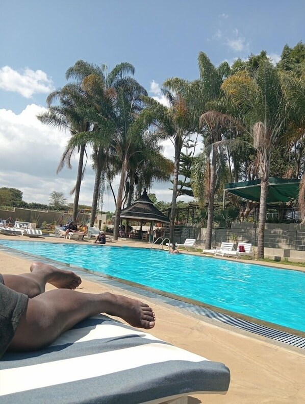 حمّام سباحة خارجي