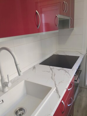 Kjøleskap, mikrobølgeovn, ovn og kokeplater