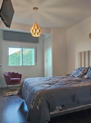 3 bedrooms, desk, iron/ironing board, free WiFi