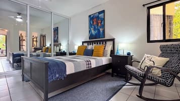 Tabla de planchar con plancha, wifi y ropa de cama