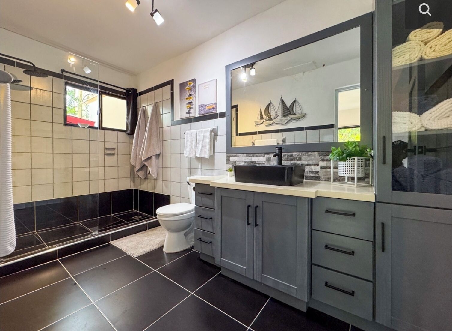 Douche, serviettes fournies, papier toilette