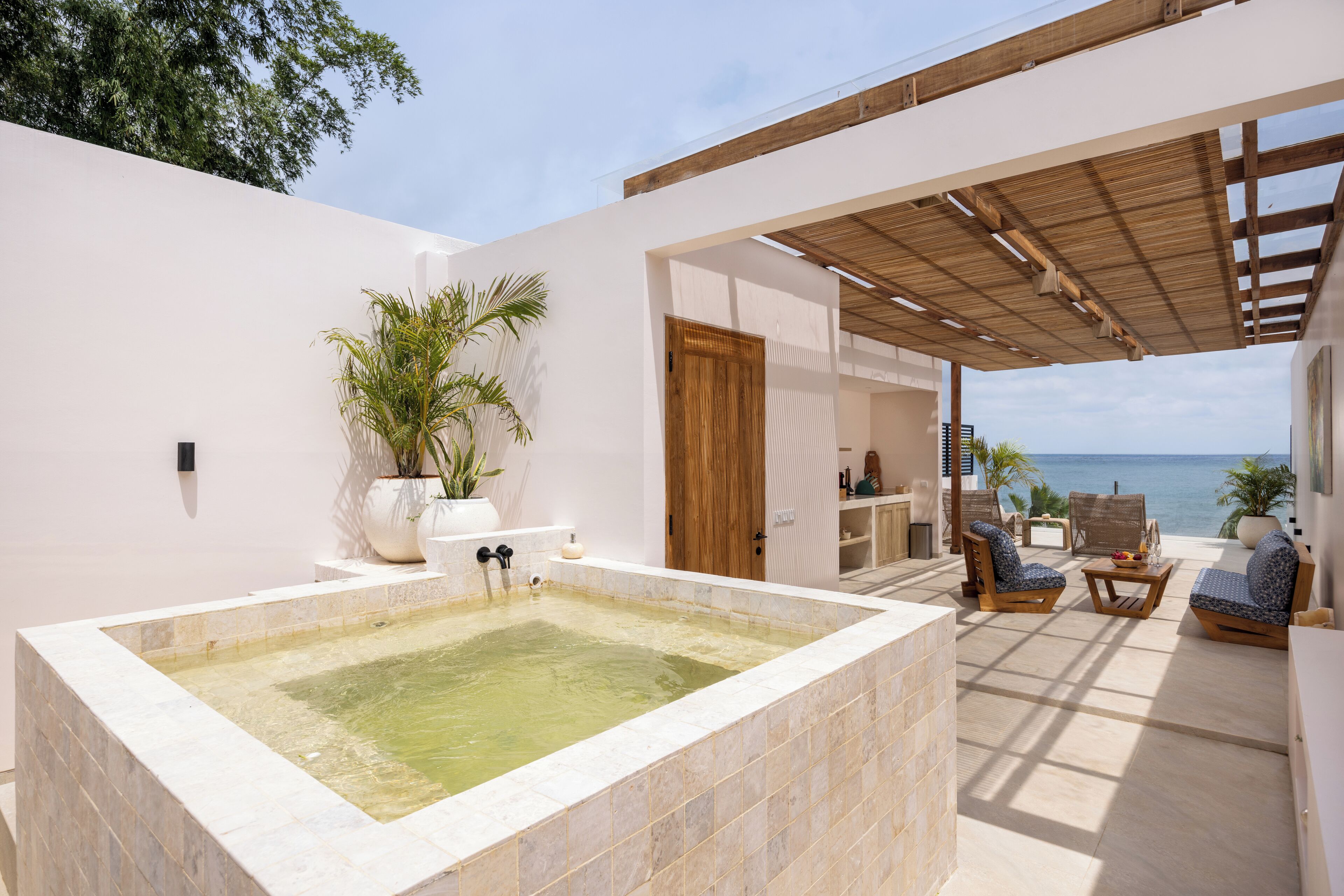 Dúplex de lujo, 1 habitación, vista al océano | Área de sala de estar | Televisión de 21 pulgadas con canales por cable 