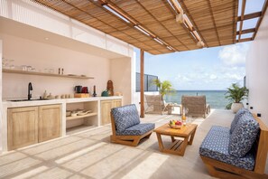 Luxe maisonnette, 1 slaapkamer, uitzicht op zee | Woonruimte | Een 21-inch televisie met kabelzenders
