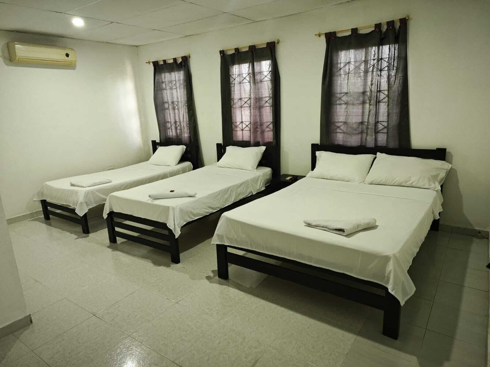 Basic-Dreibettzimmer | Laptopgeeigneter Arbeitsplatz, kostenloses WLAN