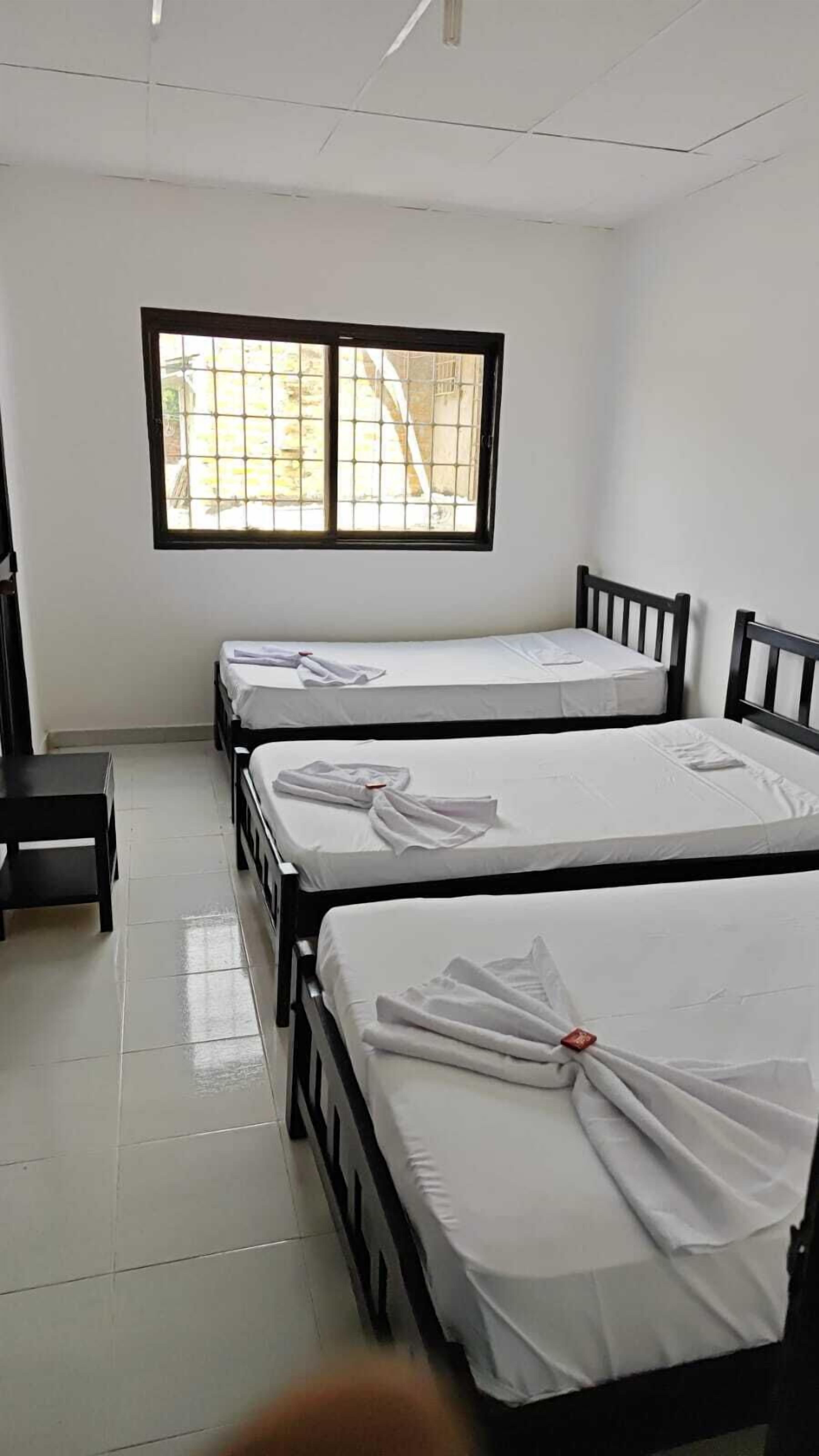 Comfort-Dreibettzimmer | Laptopgeeigneter Arbeitsplatz, kostenloses WLAN