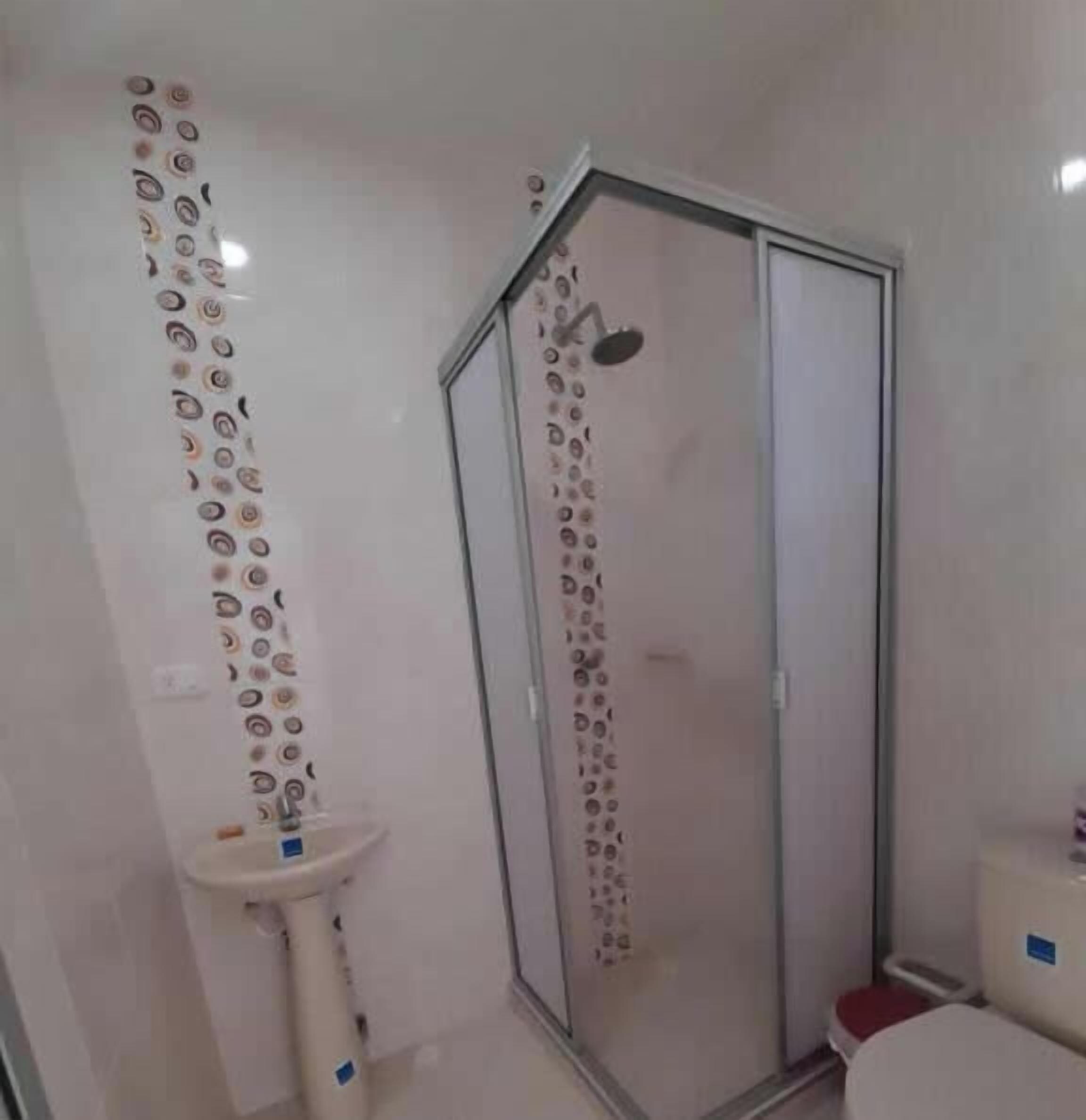 Ducha, toallas, jabón, papel higiénico