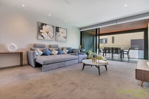 Smart TV - Designer 2-Bed Waterfront Apartment Marina Views (Auckland)
