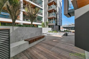 Terrace/patio - Designer 2-Bed Waterfront Apartment Marina Views (Auckland)