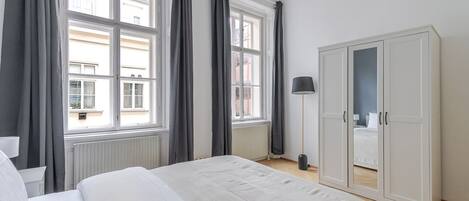 Silitysrauta/-lauta, Wi-Fi, vuodevaatteet