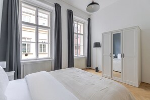 Iron/ironing board, WiFi, bed sheets - Blueground | Innere Stadt, view, nr Vienna State Opera (Vienna)