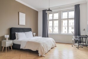 Tabla de planchar con plancha, wifi y ropa de cama