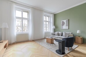 TV, stereo - Blueground | Innere Stadt, view, nr Vienna State Opera (Vienna)