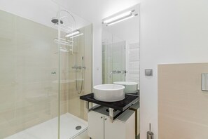 Hair dryer, towels - Blueground | Innere Stadt, view, nr Vienna State Opera (Vienna)