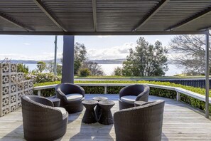 Terrace/patio - Charming Family Getaway So close to Lake Taupo (Taupō)