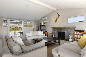 TV - Charming Family Getaway So close to Lake Taupo (Taupō)